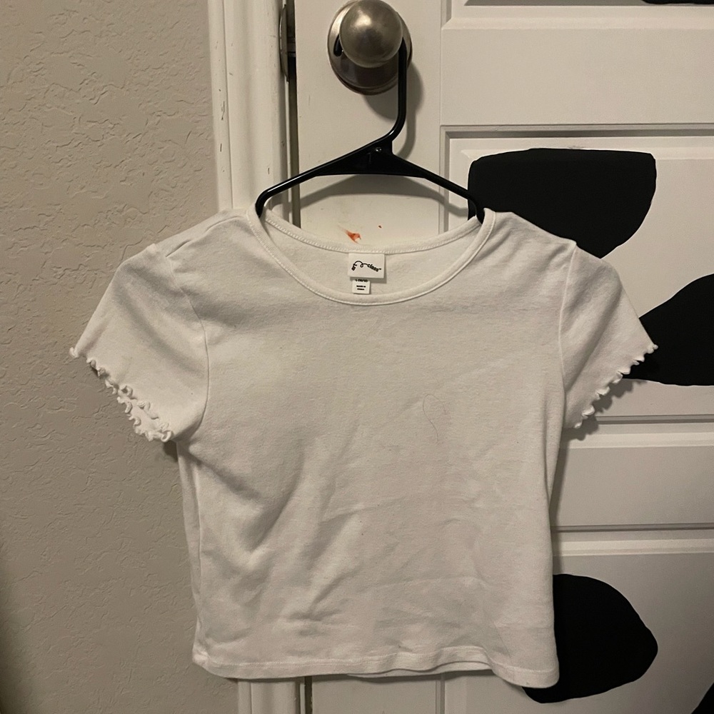 This is a white crop shirt, a little bit see-through but it is easy to work with